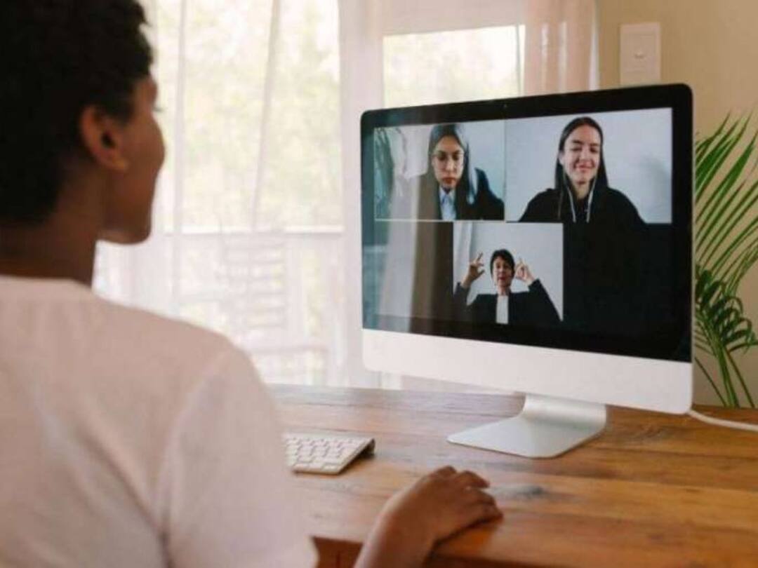 Google Meet Rolls Out 360 Degree Background Support on Android iOS Devices Google Meet Update : गूगल मीट वापरकर्त्यांसाठी गूड न्यूज,  मोबाईलवर मिळणार 360-डिग्री व्हिडीओ बॅकग्राउंड  