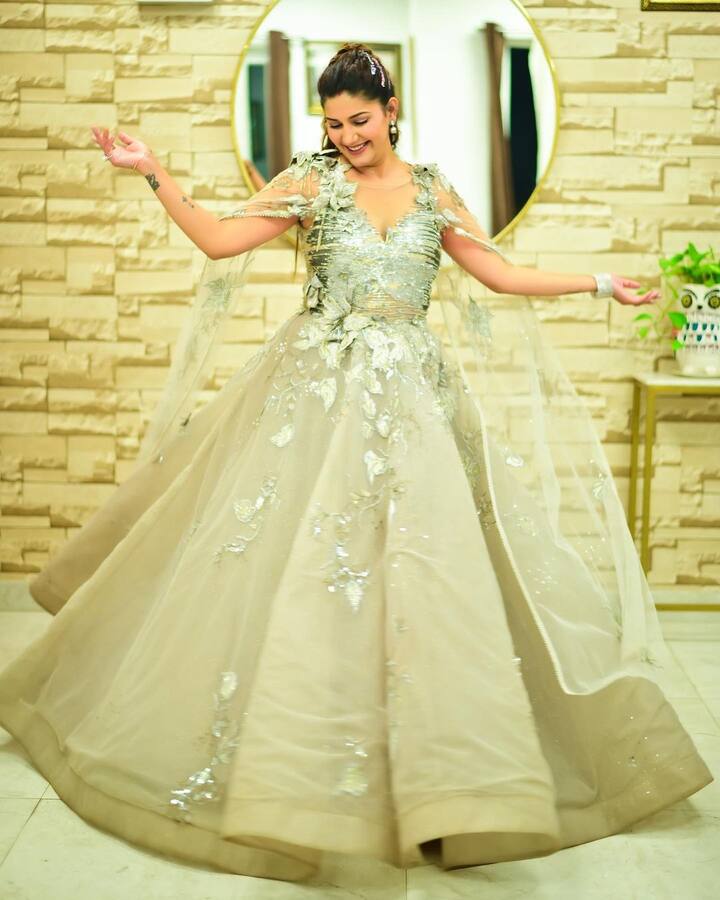 सपना चौधरी का ये लुक फैंस का दिल जीत रहा है. हर कोई सपना के हुस्न की तारीफ किए बिना रह नहीं पा रहा है.