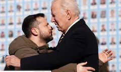 যুদ্ধের বর্ষপূর্তির মুখেই হঠাৎ ইউক্রেন-সফরে মার্কিন প্রেসিডেন্ট, দিলেন পাশে থাকার জোরাল আশ্বাস