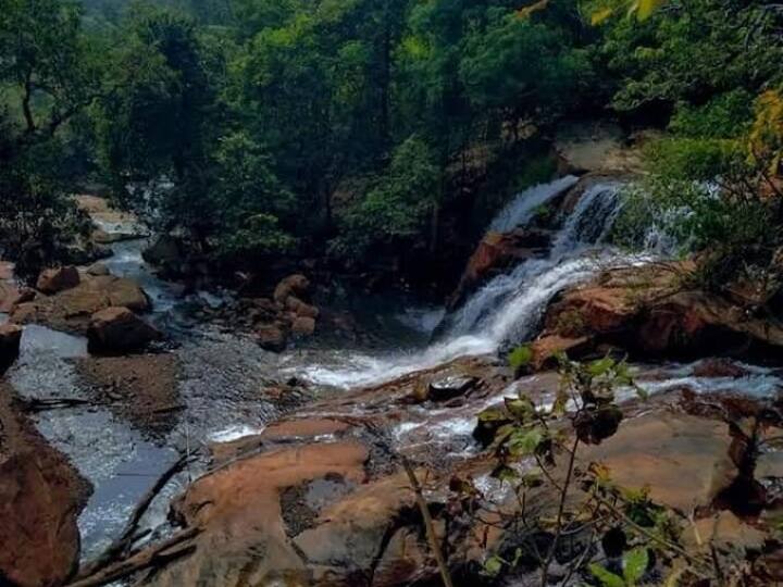 छत्तीसगढ़ के बस्तर को प्रकृति ने बड़ी खूबसूरती से तराशा है, यहां मौजूद घने जंगल, पहाड़, नदियां और यहां की खूबसूरत वादियों की वजह से बस्तर देश के प्रसिद्ध पर्यटन स्थलों में से एक है, कल-कल बहती नदियां और यहां के खूबसूरत वाटरफॉल्स का नजारा शायद ही कहीं और देखने को मिलता है. चित्रकोट, तीरथगढ़, कांगेर जलधारा  के अलावा बस्तर में  ऐसे कई वाटरफॉल्स हैं जिससे देश दुनिया के लोग अंजान हैं.