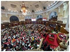 In Pics: यूपी विधानसभा में सपा का जबरदस्त हंगामा, तस्वीरों में देखें सदन के अंदर विधायकों का हाई वोल्टेज ड्रामा