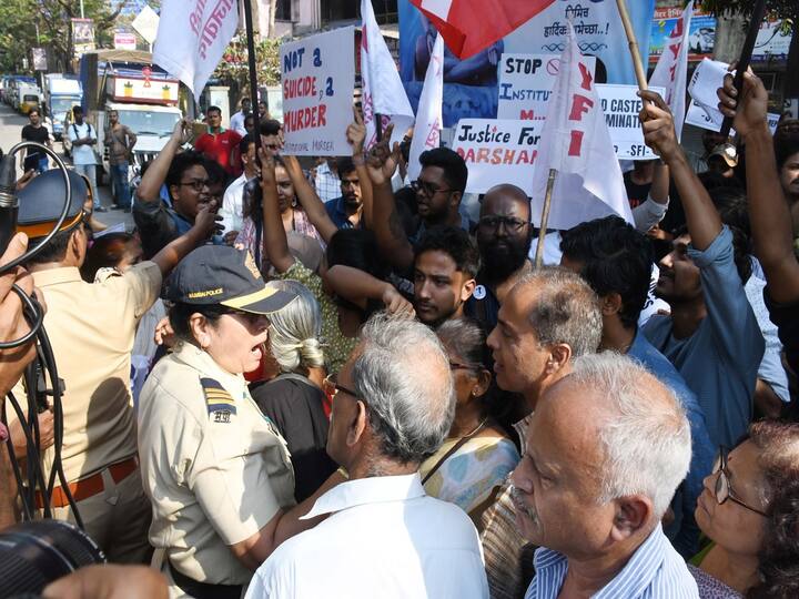 आयआयटीने स्वतंत्र चौकशी समिती नेमावी आणि कॅम्पस बाहेरील सामाजिक संघटनाच्या प्रतिनिधींचा सहभाग असावा. तसेच  निःपक्षपातीपणे चौकशी करावी, आणि पिडीत दर्शन सोलंकी च्या कुटुंबियांना आर्थिक मदत करावी आदी मागण्या करण्यात आल्या