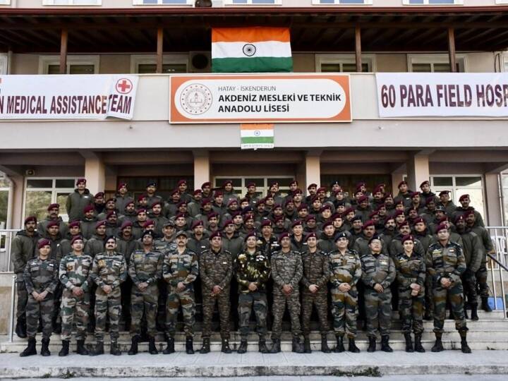 तुर्किए के स्थानीय लोगों ने 60 पैरा फील्ड हॉस्पिटल से निकलते हुए इंडियन मेडिकल अस्सिटेंट टीम के इस्तिक़बाल में नजरें बिछा दी. दोनों तरफ कतारों में खड़े लोगों की आंखें जैसे कह रही हो कि हम शुक्रगुजार हैं आपके.(फोटो-@adgpi)