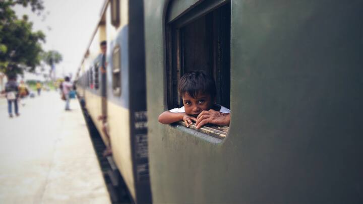 कार इतनी हल्की होती है कि एक्सीडेंट के दौरान वह पलटती हुई बहुत दूर तक जाती है. ऐसे में यात्री सीट बेल्ट पहने हुए नहीं होगा तो उसे बहुत ज्यादा चोट आने की संभावना होती है. वहीं, बात अगर ट्रेन की करें, तो ट्रेन के डिब्बे काफी भारी होते हैं.