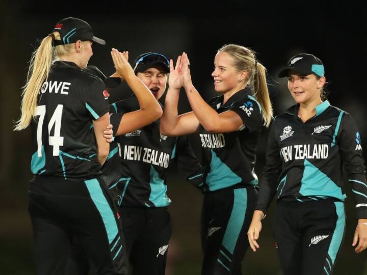 Women T20 World Cup 2023 new zealand beat sri lanka by 102 runs Amelia Kerr scored fifty Women's T20 World Cup: न्यूजीलैंड की सेमीफाइनल में पहुंचने की उम्मीद कायम, आखिरी मैच में श्रीलंका को 102 रन से रौंदा