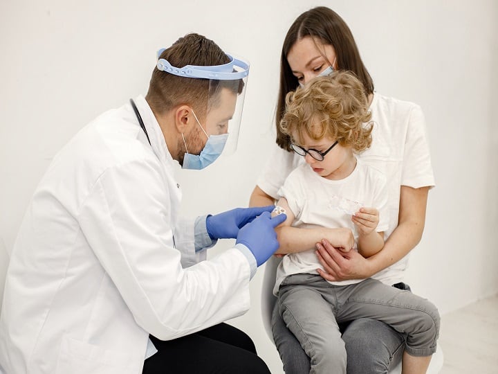 blood test for child is necessary to handle the child while undergoing medical examination Blood Test: ब्लड टेस्ट कराने से लाडला डर रहा है... इन 5 तरीकों से हैंडल कीजिए