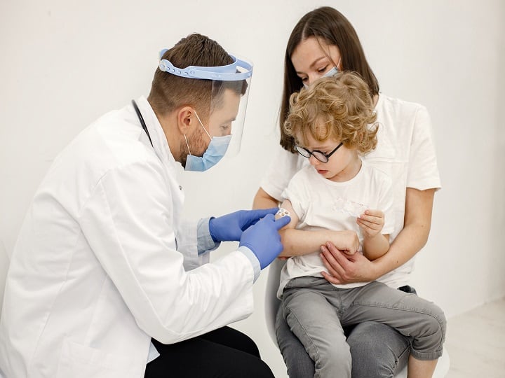 Blood Test: ब्लड टेस्ट कराने से लाडला डर रहा है... इन 5 तरीकों से हैंडल कीजिए blood test for child is necessary to handle the child while undergoing medical examination Blood Test: ब्लड टेस्ट कराने से लाडला डर रहा है... इन 5 तरीकों से हैंडल कीजिए