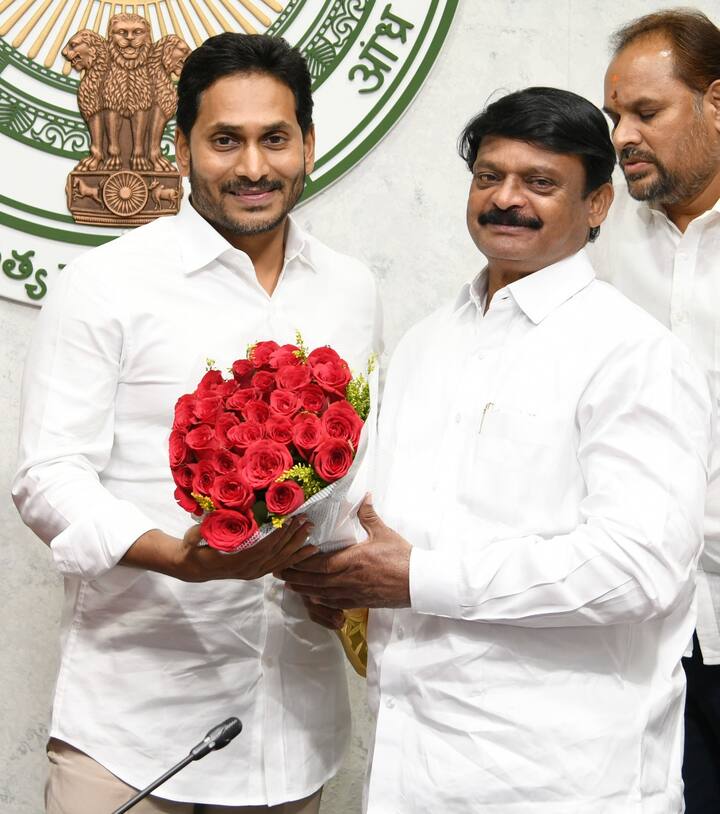 సీఎం జగన్ ను కలిసిన ఎమ్మెల్సీ అభ్యర్థి కోలా గురువులు