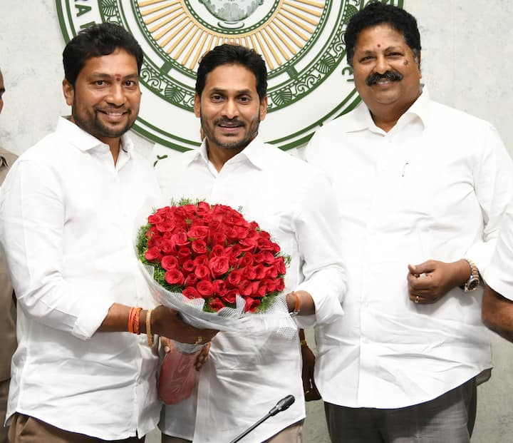 సీఎం జగన్ ను కలిసిన ఎమ్మెల్సీ అభ్యర్థి కవురు శ్రీనివాస్
