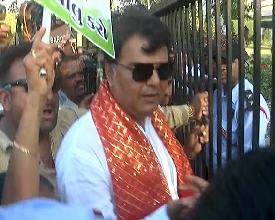 Vadodara: ભાજપની સરકારમાં BJPના જ નેતાએ બેસવું પડ્યું ધરણા પર, જુઓ બરોડા ડેરીના દ્રશ્યો
