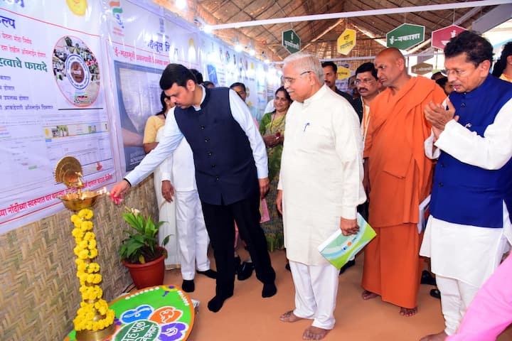 काडसिद्धेश्वर स्वामीजी यांच्या संकल्पनेतून निर्माते दिग्दर्शक विजू माने यांनी तयार केलेल्या या प्रयोगाचे (कलाकृती) मुख्यमंत्र्यांनी कौतुक केले. अवघ्या 20 मिनिटांमध्ये 50 कलाकारांच्या सहभागातून पर्यावरण संवर्धनाचा संदेश प्रभावीपणे दिल्याबद्दल मुख्यमंत्री शिंदे व उपमुख्यमंत्री फडणवीस यांनी समाधान व्यक्त केले.