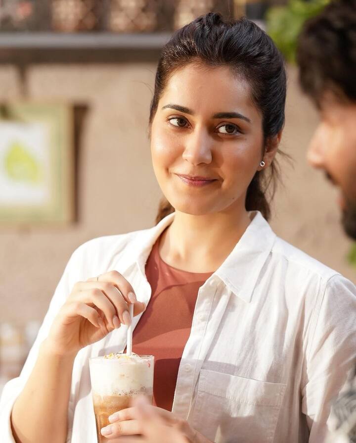 రాశీ ఖన్నా తాజాగా ‘ఫర్జీ‘ వెబ్ సిరీస్ లో నటించింది. Photo Credit: Raashi Khanna/ Instagram