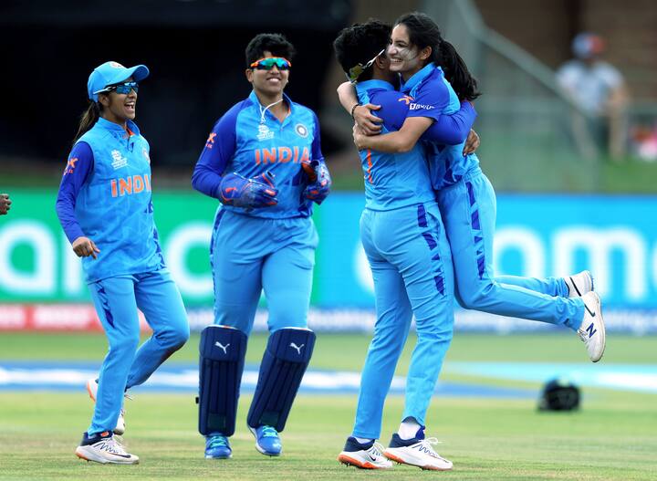 स्मृतीच्या विस्फोटक अर्धशतकाच्या बळावर भारताने 155 धावांपर्यंत मजल मारली. भारताने दिलेल्या 156 धावांच्या आव्हानाचा पाठलाग करताना आयरलँडने दमदार सुरुवात केली.