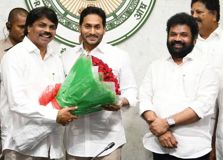 సీఎం జగన్ ను కలిసిన ఎమ్మెల్సీ అభ్యర్థి బొమ్మి ఇజ్రాయిల్