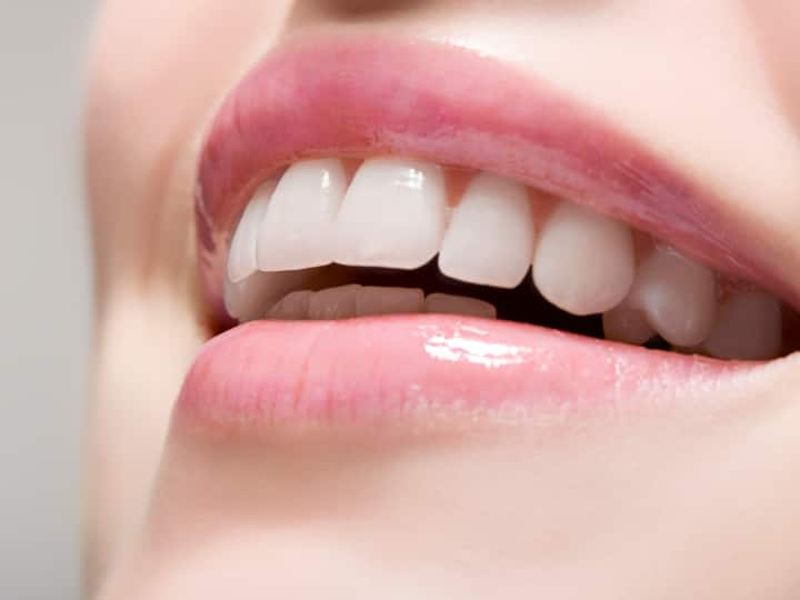 ​Teeth whitening tips know how to get shiny teeth in few days Teeth Whitening Tips: पीले दांतों से हैं परेशान, तो अपनाएं ये टिप्स, दूध की तरह चमक जाएंगे