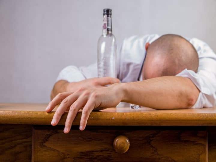 health tips home remedy for hangover in hindi sharab ka nasha utarne ke upay Tips to Overcome Hangover: शराब का हैंगओवर अगर सुबह तक न उतरे तो ये देसी नुस्खे आपका काम आसान कर देंगे