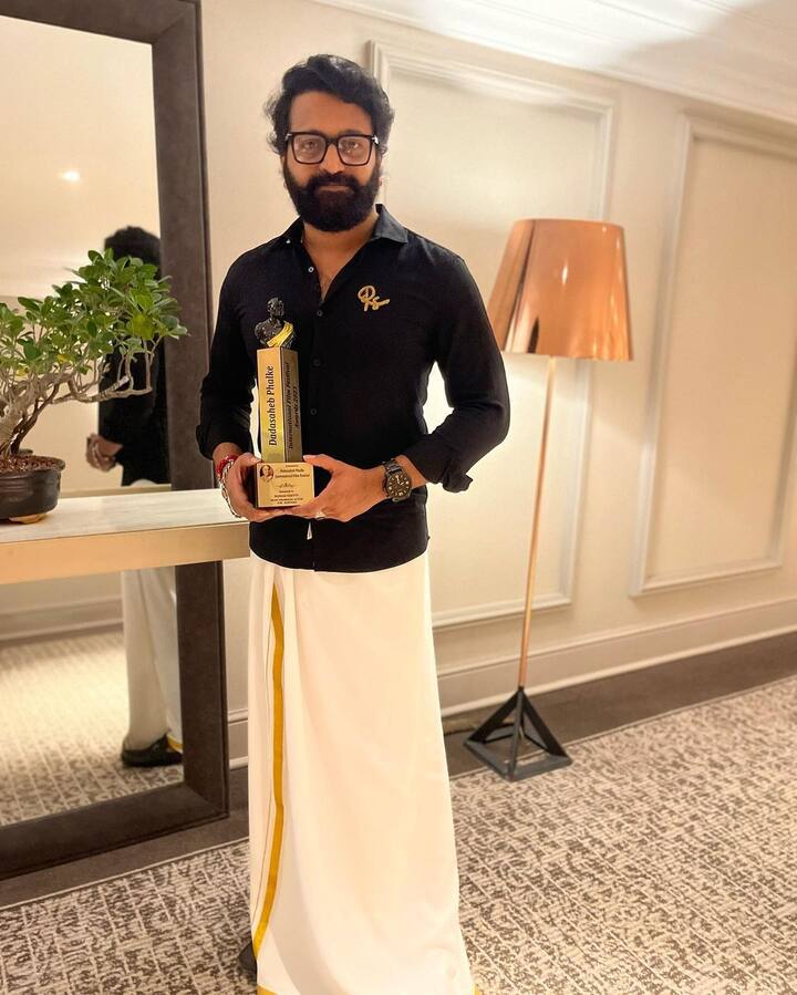 ‘కాంతార’ ఘన విజయానికి కారణమైన ప్రతి ఒక్కరికీ ఆయన  కృతజ్ఞతలు తెలిపారు. ఈ అవార్డుతో తనపై బాధ్యత మరింత పెరిగిందన్నారు. ఈ పురస్కారం దక్కడం గౌరవంగా భావిస్తున్నానన్న ఆయన.. తనను నమ్మి అవకాశం ఇచ్చిన హోంబాలే ఫిల్మ్స్ కు, విజయ్ కిరగందూర్ కు కృతజ్ఞతలు తెలియజేశారు. తన భార్య ప్రగతి శెట్టికి, మద్దతు ఇచ్చిన కాంతారావు బృందానికి, సాంకేతిక నిపుణులకు రిషబ్ శెట్టి ధన్యవాదాలు తెలిపారు. Photo Credit: Rishab Shetty/Instagram
