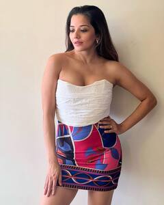 Monalisa Latest Pics: ऑफ शोल्डर टॉप के साथ मिनी स्कर्ट पहन खूब इठलाईं मोनालिसा, तस्वीरों में देखिए कातिलाना लुक