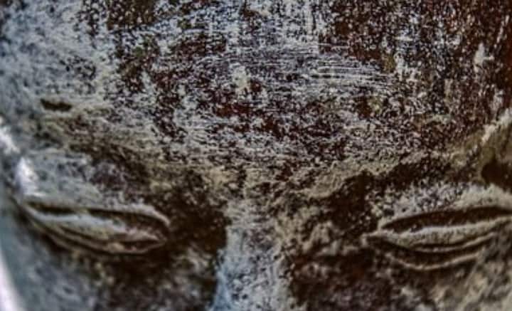 অন্দরসজ্জার জন্য হোক বা উপহারস্বরূপ কাউকে দিতে বুদ্ধমূর্তি কিনে থাকি আমরা। এর মধ্যে কোনওটি মাটির তৈরি, কোনওটি পাথরের, কোনওটি লোহা, কোনওটি আমার পার্থিক অন্য কোনও ধাতু দিয়ে তৈরি হয়।