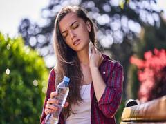 चिपचिपाती गर्मी में पसीने से हो रहा है चिड़चिड़ापन, अपनी डाइट में आज ही शामिल कर लें ये फूड्स, मूड होगा एकदम फ्रेश