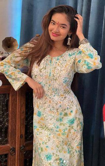 ਸੂਟ 'ਚ ਬੇਹੱਦ ਖੂਬਸੂਰਤ ਨਜ਼ਰ ਆਈ ਅਨੁਸ਼ਕਾ ਸੇਨ