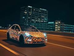 टेस्ला कार में तकनीकी खराबी, ट्रेन की जगह दिखाई ट्रक, देखें वीडियो