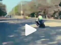 Watch: नागिन के जैसे लहराते हुए चला रहा था बाइक, Vedio Viral होने पर पुलिस ने लिखा- मुझको हुई न खबर, चोरी-चोरी...