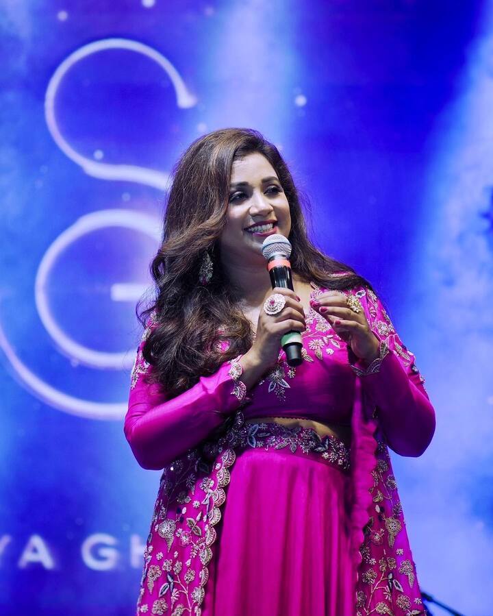 1998 ஆம் ஆண்டில் தன் இசை பயணத்தை தொடங்கிய இவர், ஹிந்தி, தமிழ், மராத்தி என பல மொழிகளில் பாடியுள்ளார்.