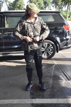 धक्का-मुक्की मामले के बाद एयरपोर्ट पर अपने पापा के साथ स्पॉट हुए Sonu Nigam,  आर्मी प्रिंट जैकेट पहने इस अंदाज में दिखे