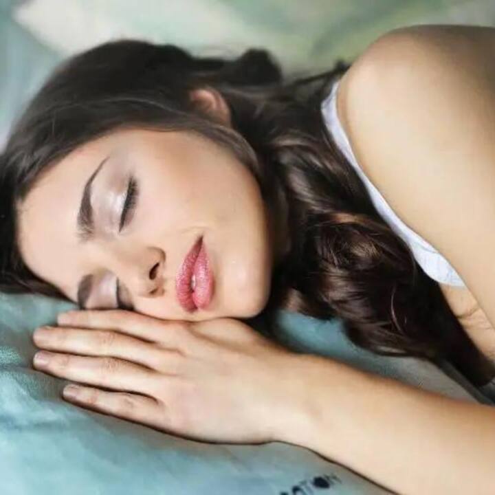 ভাল ঘুম হলে আমরা সারাদিন উজ্জীবিত থাকতে পারি। কিন্তু, যদি ঘুম খারাপ হয়, তাহলে পুরো দিনটা 'মাটি' হয়ে যায়। এর সাথে সাথে স্বাস্থ্যও ভেঙে পড়ে।