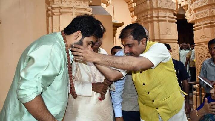 इसी के साथ आपको जानकर हैरानी होगी लेकिन आपको बता दें कि सोमनाथ मंदिर के ट्रस्ट को मुकेश अंबानी की ओर से 1.5 करोड रुपए चढ़ावा भी चढ़ाया गया है. इसी के साथ मंदिर की तरफ से भी उन्हें एक भेंट दी गई. (Photo- Instagram)