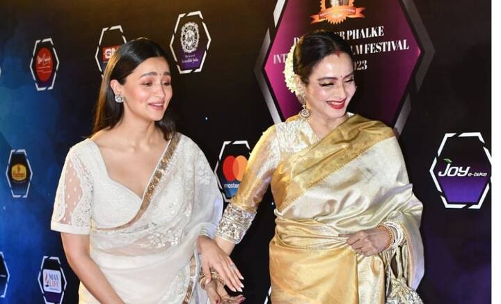 লাল গালিচায় আলিয়াকে দেখে আক্ষরিক অর্থেই আবেগ বাঁধ ভাঙে রেখার। হাত ধরে, পথ দেখিয়ে আলিয়াকে টেনে নিয়ে আসেন তিনি। একসঙ্গে পাপারাৎজিদের ক্যামেরায় ধরা দেন। কথার ফাঁকে আলিয়ার গালে চুমুও এঁকে দেন রেখা।