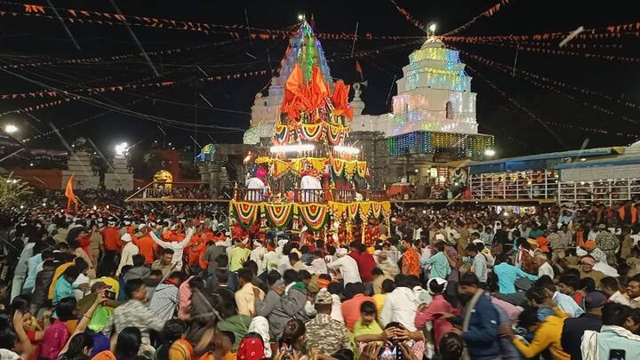 यावर्षी सुद्धा हा सोहळा पाहण्यासाठी मंदिरामध्ये शेकडो नागनाथ भक्तांची गर्दी झाली होती.