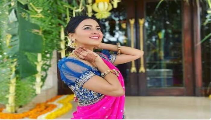 Tejasswi Traditional Look : ਟੀਵੀ ਅਦਾਕਾਰਾ ਤੇਜਸਵੀ ਪ੍ਰਕਾਸ਼ ਹਰ ਲੁੱਕ ਵਿੱਚ ਕਹਿਰ ਢਾਹੁੰਦੀ ਹੈ ਪਰ ਉਸ ਦੇ ਟ੍ਰੇਡਿਸ਼ਨਲ ਲੁੱਕ ਦੀ ਜਿੰਨੀ ਤਾਰੀਫ਼ ਕੀਤੀ ਜਾਵੇ ਘੱਟ ਹੈ। ਆਓ ਉਸ ਦੇ ਕੁਝ ਟ੍ਰੇਡਿਸ਼ਨਲ ਲੁੱਕਸ 'ਤੇ ਇੱਕ ਨਜ਼ਰ ਮਾਰੀਏ।