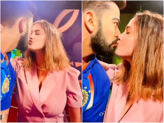 लड़की सरेआम करने लगी 'विराट कोहली' को KISS..! लोगों ने पूछा- ये क्या हो रहा अनुष्का? लड़की सरेआम करने लगी 'विराट कोहली' को KISS..! लोगों ने पूछा- ये क्या हो रहा अनुष्का?