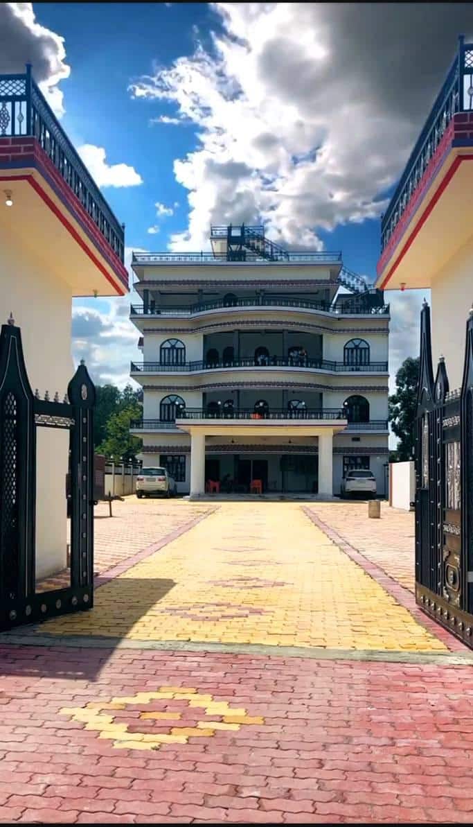 निरहुआ का यह दो मंजिला आशियाना गाजीपुर में है इस घर में निरहुआ अपने भाई के साथ कभी कभी रहने के लिए आ जाते हैं.