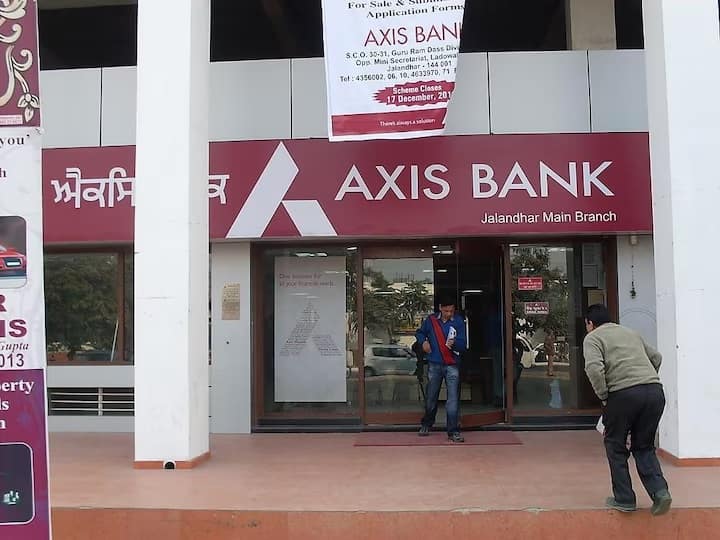 Loan Costly Axis Bank Hikes MCLR by 10 Basis Points after Axis Bank know details Loan Costly: अब एक्सिस बैंक के ग्राहकों के लिए झटका, बैंक ने बढ़ाया MCLR, जानें कितनी बढ़ेगी EMI