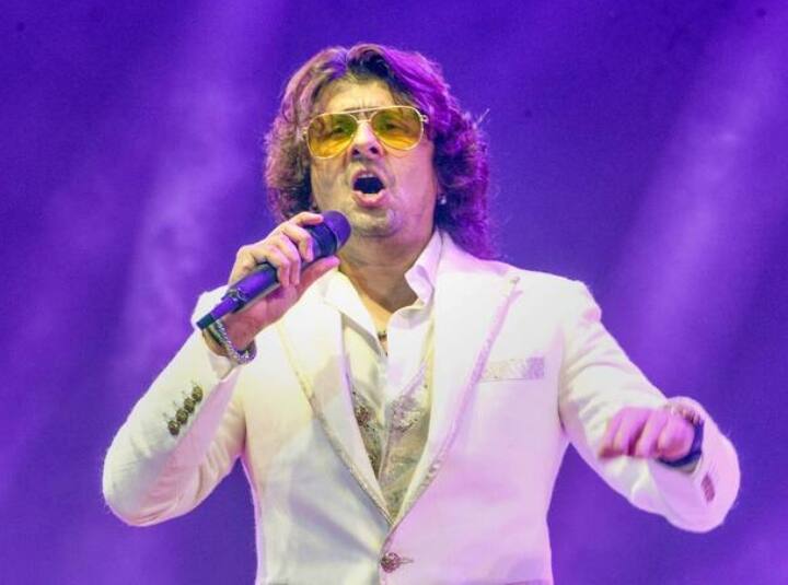 Sonu Nigam Talks About 'Happier Times' From Mumbai Concert Before Getting Attacked Sonu Nigamએ મુંબઈ કોન્સર્ટનો વધુ એક વીડિયો કર્યો શેર, આ જ ઇવેન્ટમાં થયો હતો સેલ્ફી માટે હંગામો