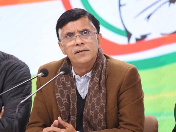 Congress leader Pawan Khera Arrested by Assam police over allegedly insulting Narendra Modi's father Damodardas Modi Pawan Khera Arrested: প্রধানমন্ত্রীর প্রয়াত বাবাকে অপমানের অভিযোগ, বিমান থেকে নামিয়ে কংগ্রেস নেতাকে গ্রেফতার অসম পুলিশের