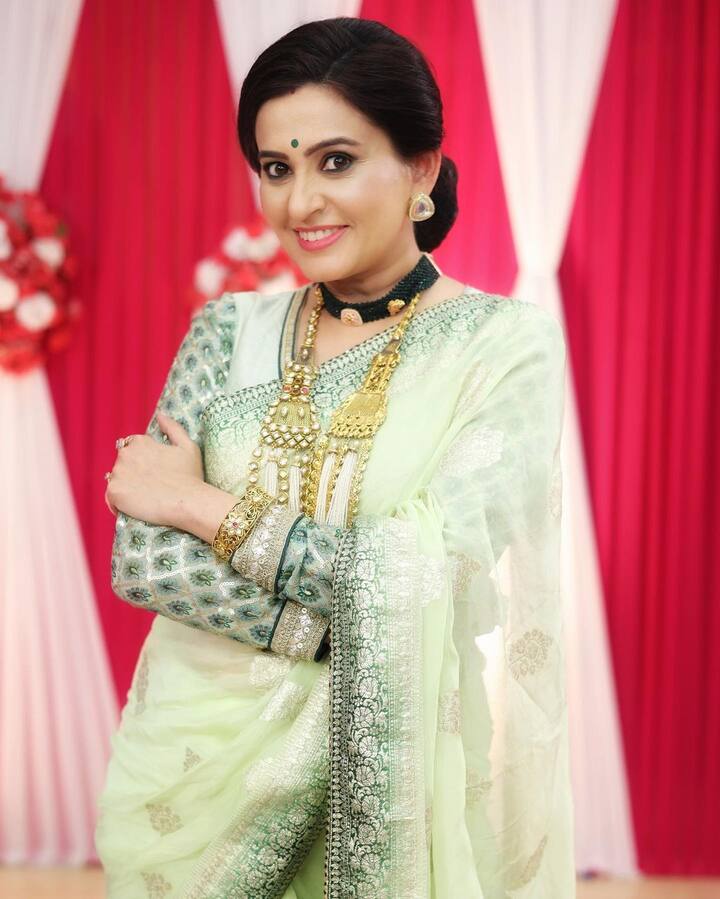 સ્મિતા વિવાદોમાં પણ ફસાઈ છે. સ્મિતાની NRI ભાભી મેઘા ગુપ્તાએ તેના પર જ્વેલરી ચોરી કરવાનો આરોપ લગાવ્યો હતો. મેઘાએ જણાવ્યું કે તેના સાસરિયાઓ દહેજ માટે ઝઘડતા હતા.