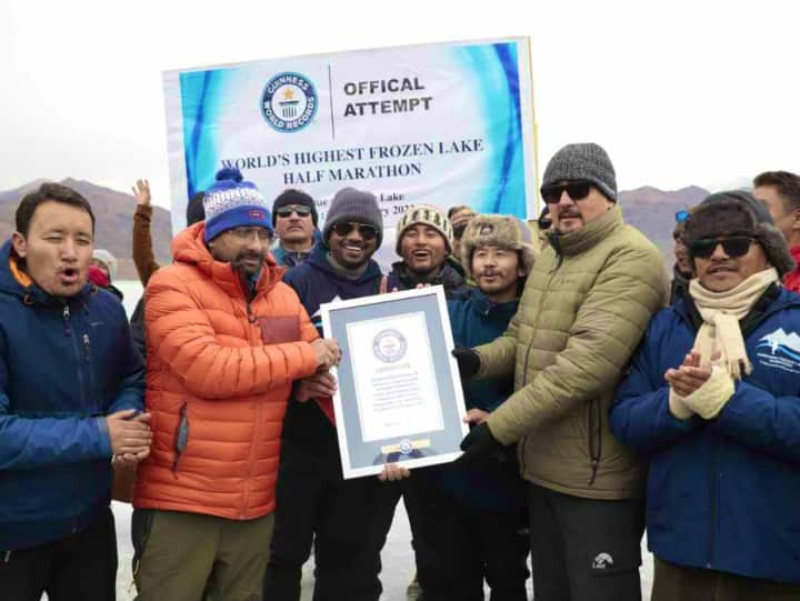Ladakh Sets Guinness World Record With Half Marathon In Sub Zero Temperature Ladakh: 13,862 फीट की ऊंचाई और बर्फ से जमी पेंगोंग झील पर 21 किमी. की दौड़..., लद्दाख ने बनाया गिनीज वर्ल्ड रिकॉर्ड