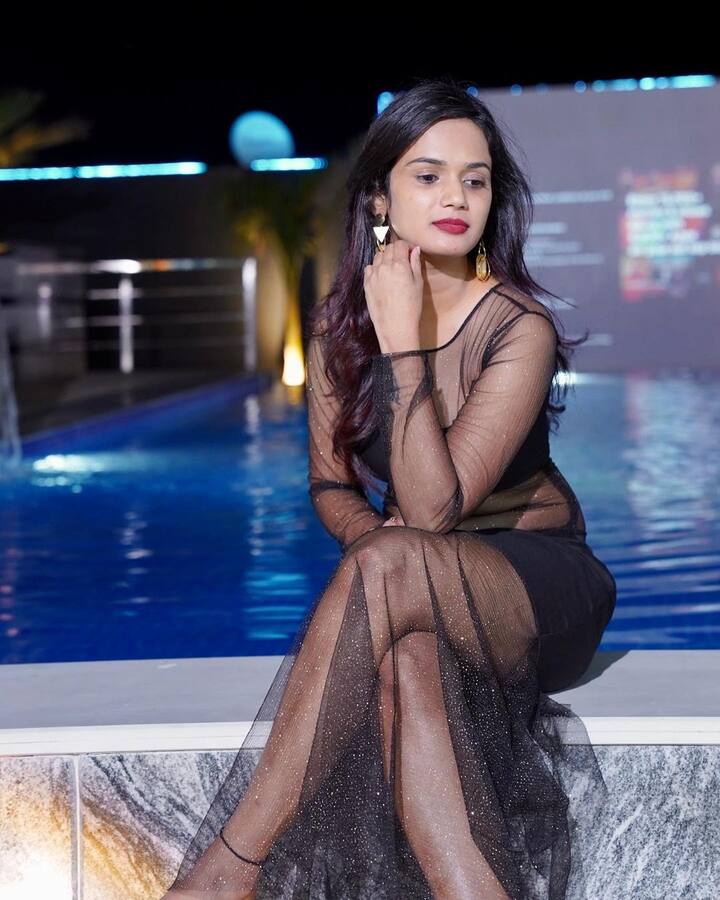 సోషల్ మీడియాలో ఫుల్ యాక్టివ్ గా ఉండే అరియానా తన లేటెస్ట్ ఫోటోస్ షేర్ చేస్తూ ఉంటుంది. Image Credit:Ariyana Glory/Instagram