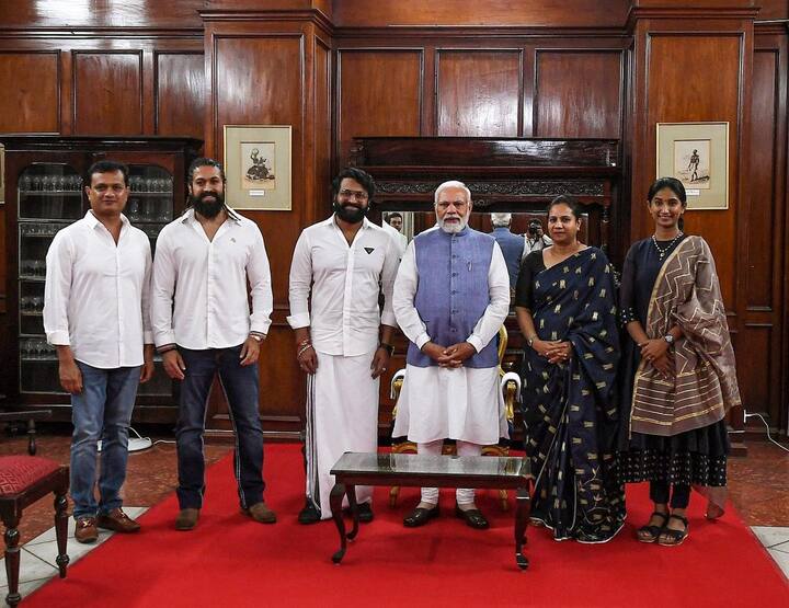 రిషబ్ ఇటీవల బెంగళూరులోని రాజ్‌భవన్‌లో ప్రధాని నరేంద్ర మోడీతో కలిసి డిన్నర్ చేశారు. దేశంలో సినీ పరిశ్రమ ఎదుర్కొంటున్న సమస్యలను ప్రధాని మోదీతో పంచుకున్నట్లు తెలిపారు. సినీ ఇండస్ట్రీకి చెందిన కొన్ని డిమాండ్లను కూడా ప్రధాని నోట్ చేసుకున్నట్లు వెల్లడించారు. కన్నడ  సంస్కృతికి ప్రాతినిధ్యం వహించే ‘కాంతార’ మూవీని తీసినందుకు తమను అభినందించినట్లు చెప్పారు.Photo Credit: Rishab Shetty/Instagram
