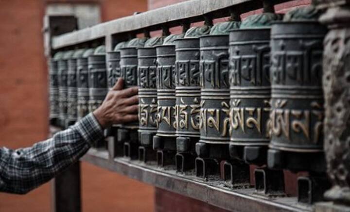 ১৯৩৮ থেকে ১৯৩৯ সালের মধ্যে তিব্বত অভিযানে গিয়েছিলেন প্রাণীবিজ্ঞানী আর্নস্ট শেফার। আর্যজাতির শিকড়ের হদিশ পেতেই নাৎসিদের তরফে তাঁকে তিব্বত পাঠানো হয়। এর পর ওই মূর্তি ব্যক্তিগত মালিকানাধীন হয়ে পড়ে। ২০০৭ সালে সেটি হাতে পান গবেষকরা।
