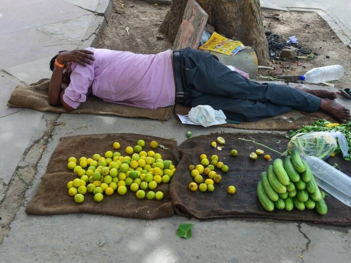 आईएमडी के मुताबिक, यदि किसी केंद्र का अधिकतम तापमान मैदानी इलाकों में कम से कम 40 डिग्री सेल्सियस, तटीय क्षेत्रों में कम से कम 37 डिग्री और पहाड़ी क्षेत्रों में कम से कम 30 डिग्री तक पहुंच जाता है और वह सामान्य से कम से कम 4.5 डिग्री अधिक होता है तो लू की एलान किया जाता है.(फोटो-PTI)