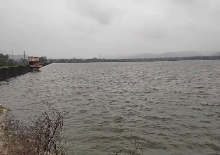 maharashtra News Aurangabad Crime News Woman attempts to commit suicide in lake Aurangabad: 'मुल होत नाही, नवरा म्हणाला जीव दे'; महिला थेट तलावावर पोहचली अन्....