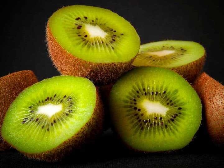 Kiwi Has Many Health Benefits Know Why Should You Eat This Fruit Kiwi Benefits: कई बीमारियों को दूर कर सकता है कीवी, इसे खाने से आपको मिलेंगे ये 6 करिश्माई फायदे