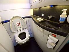 OMG! ना टॉयलेट साफ, ना खाना पौष्टिक...फ्लाइट में साफ-सफाई का नहीं रखा जाता ध्यान? फ्लाइट अटेंडेंट ने खोले कई राज