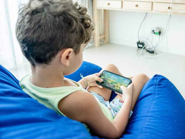 Tablets smartphones damaging toddler brain మీ పిల్లలకు ఫోన్లు ఇస్తున్నారా? వారి ‘మెదడు’ను పాడుచేస్తోంది మీరే - ఎంత నష్టమో చూడండి
