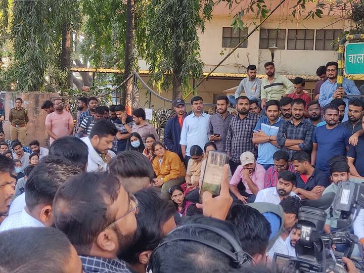 सोमवारी सकाळी 10 वाजेपासून हे आंदोलन सुरु आहे. आज आंदोलनाचा दुसरा दिवस आहे. पुण्यात सध्या रात्री कडाक्याची थंडी आणि दिवसभर रखरखतं ऊन असं वातावरण आहे. याच थंडी उन्हाचा सामना करत विद्यार्थी आपल्या मागणीसाठी रस्त्यावर उतरले आहेत.